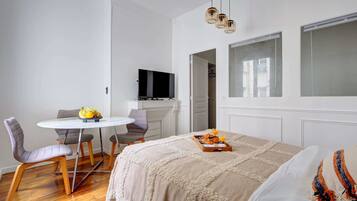 1 slaapkamer, een bureau, een strijkplank/strijkijzer, reisbedje