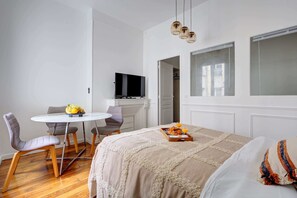 1 chambre, bureau, fer et planche à repasser, lit parapluie