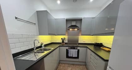 Glastonbury Gem, 2 Bedroom Apt, Overlooking High Street, Sleeps Up To 5