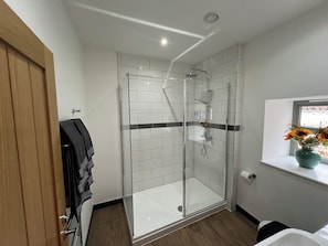 Douche, sèche-cheveux, serviettes fournies, savon