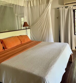 4 habitaciones, tabla de planchar con plancha, wifi y ropa de cama 