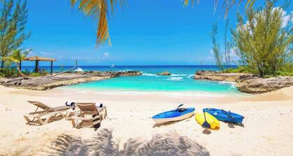 Casa Luna 14: Gated Resort South of 7Mile Beach w/Beach Cove, Communal Pool, Hea