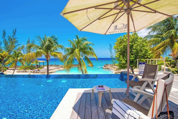 Welcome to Casa Luna, a seaside residential resort just south of Seven Mile Beach with a private beach lagoon, shared pool and hot tub, plus an on-site fitness center.