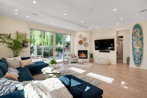 TV, fireplace - Surf Loft just blocks from Pleasure Point! (Pleasure Point)