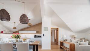 Een modern interieur met een eethoek, keuken en zithoek.