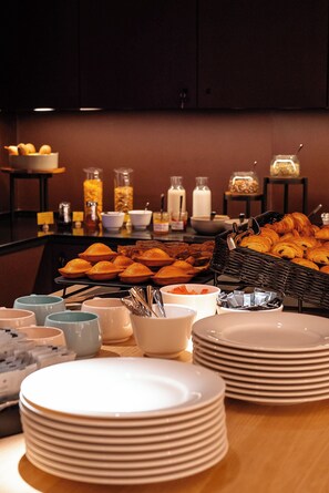 Se ofrece un desayuno bufé todos los días (por un coste adicional)