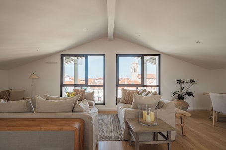 Apartment | Living area | Books. BIZIPOZ HOTEL