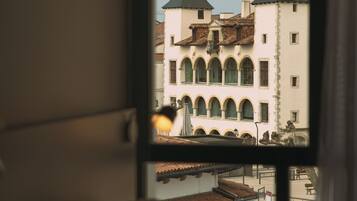 Junior Suite | In-room safe, laptop workspace, soundproofing, iron/ironing board