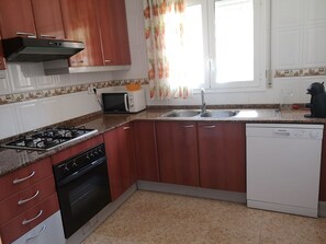 Private kitchen - VILLA FRAN. Cozy house for 8 people with private pool. (Les Tres Cales)