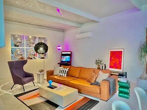 Villa, patio, vista a la alberca | Área de sala de estar | Televisión de pantalla plana de 65 pulgadas con canales por cable 