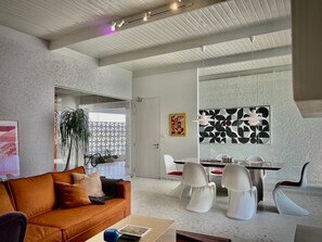 Villa, patio, vista a la alberca | Área de sala de estar | Televisión de pantalla plana de 65 pulgadas con canales por cable 