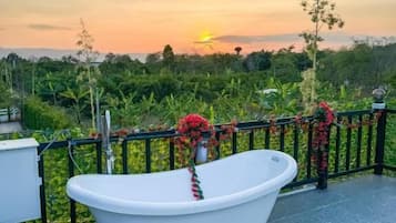 Vila Keluarga, pemandangan kolam renang | Bathtub besar