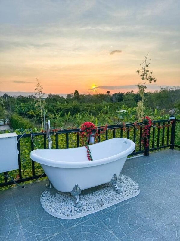 Family Villa, Pool View | Deep soaking bathtub - Doratahill khaoyai (Pak Chong)