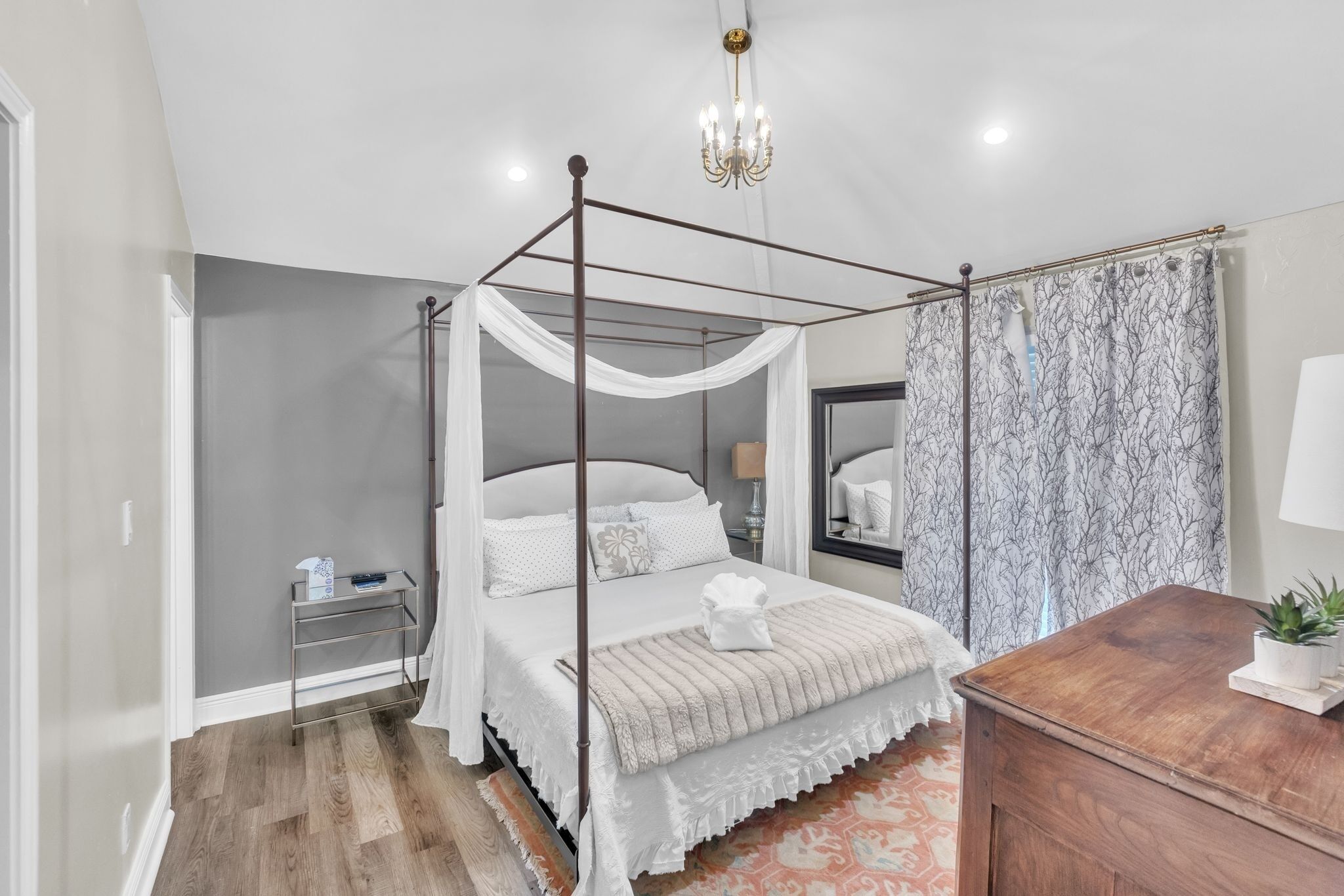 Duplex, 1 Bedroom | 1 bedroom, desk, laptop workspace, iron/ironing board