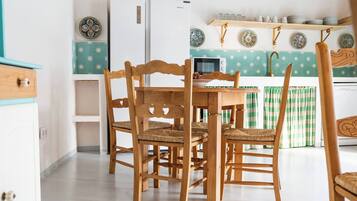 House, 6 Bedrooms, Smoking, Balcony | Dining
