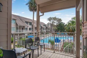 Outdoor dining - Courtside 119 - Forest Beach Townhome (Hilton Head Island)