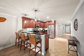 Réfrigérateur, micro-ondes, plaque de cuisson, lave-vaisselle