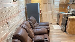 Unclassified image, 4 of 13, button - Secluded Cabin with King size bed (Gilbert)