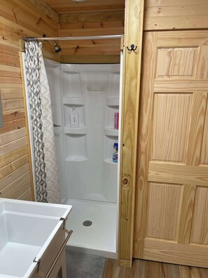 Douche, serviettes fournies