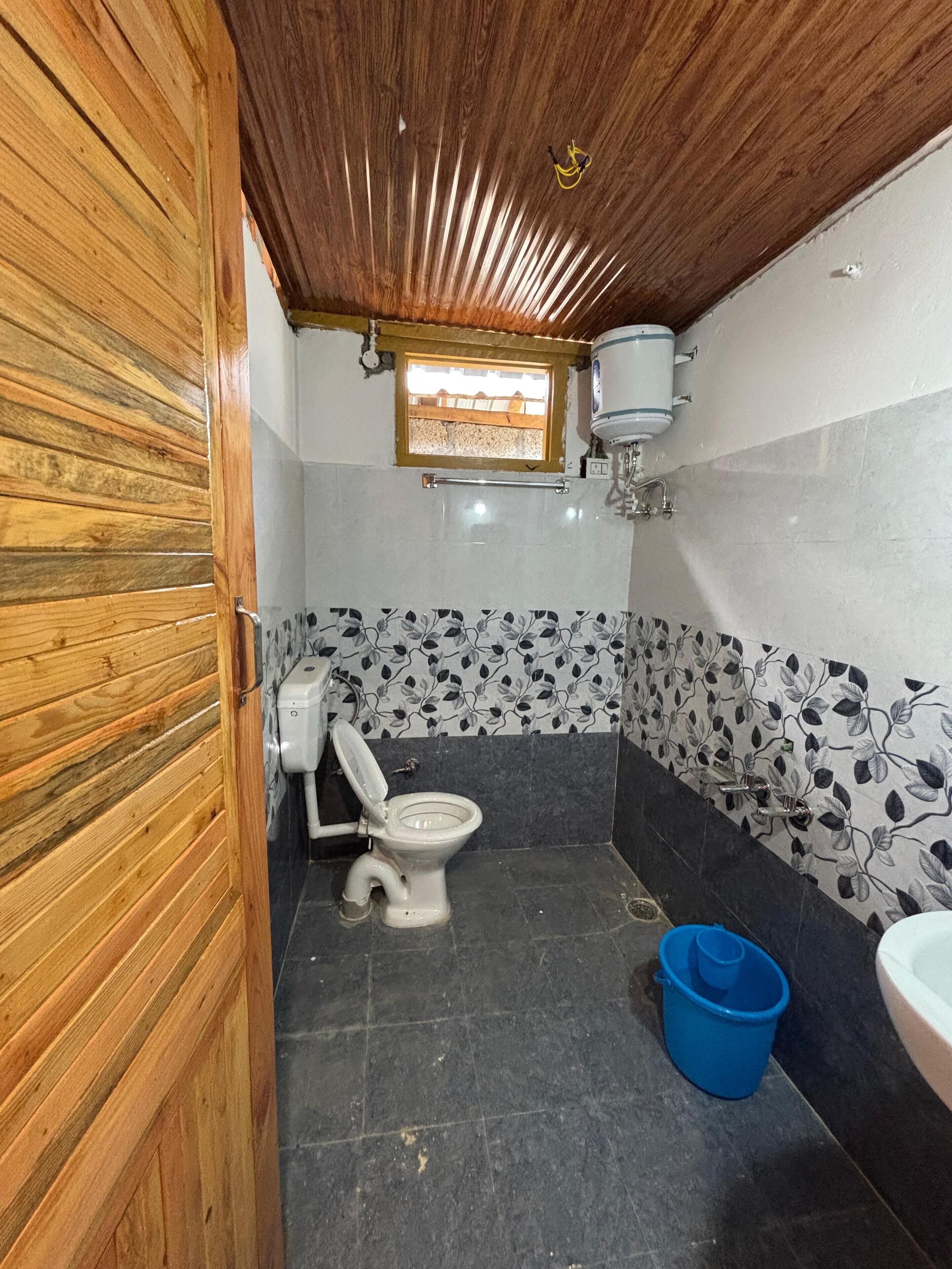 Douche, serviettes fournies, papier toilette