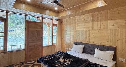 Moksha Cafe & Cottages: Your peaceful escape with stunning Kasol views!" 1