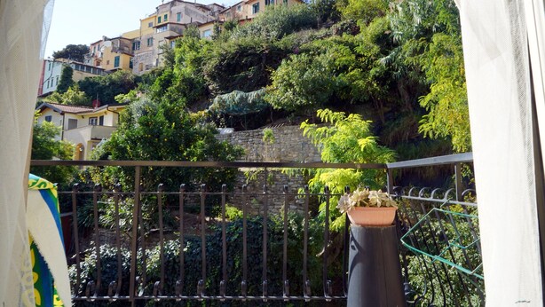A balcony with a view of terraced houses and lush greenery. - Balcony Flat Near the Center by Wonderful Italy (Sanremo)