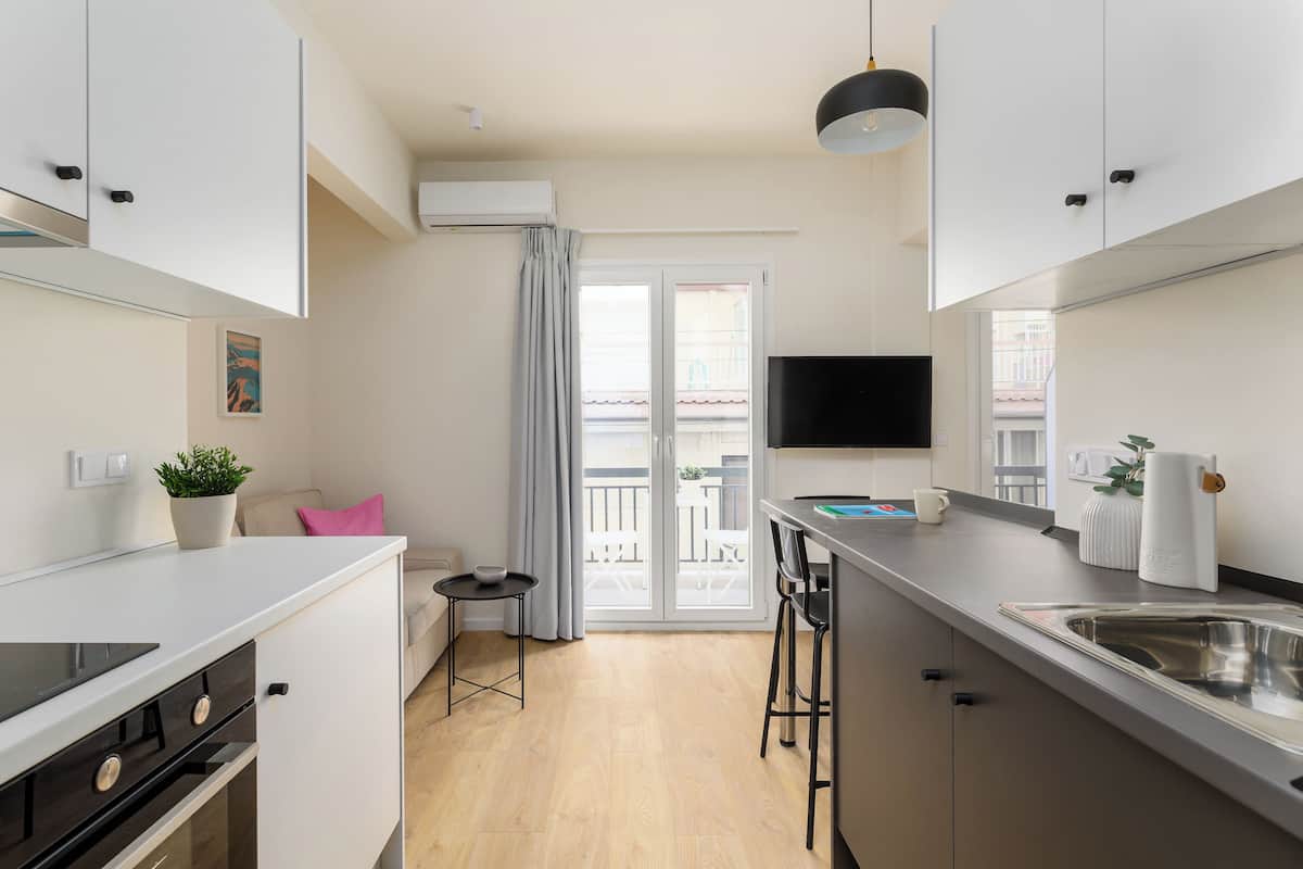 Deluxe Studio | 2 bedrooms, hypo-allergenic bedding, blackout drapes, soundproofing