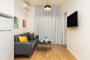 Standard-Doppelzimmer | Wohnbereich | 35-Zoll-Smart-TV mit Digitalempfang