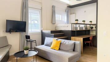 Deluxe Studio Suite | Hypo-allergenic bedding, blackout drapes, soundproofing, free WiFi