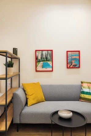 Standard-Doppelzimmer | Wohnbereich | 35-Zoll-Smart-TV mit Digitalempfang