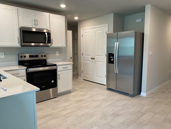 Mikrowelle, Ofen, Herdplatte, Geschirrspüler