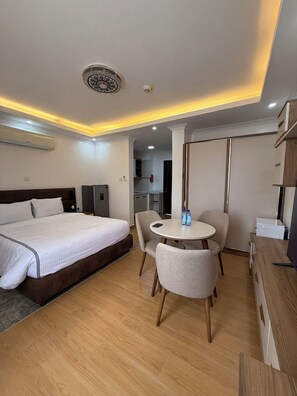 Deluxe-Studio, Balkon, Stadtblick | Hochwertige Bettwaren, Pillowtop-Betten, individuell eingerichtet