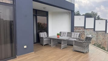 Deluxe-huoneisto, parveke | Terassi/patio