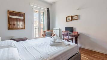 2 bedrooms, desk, Internet