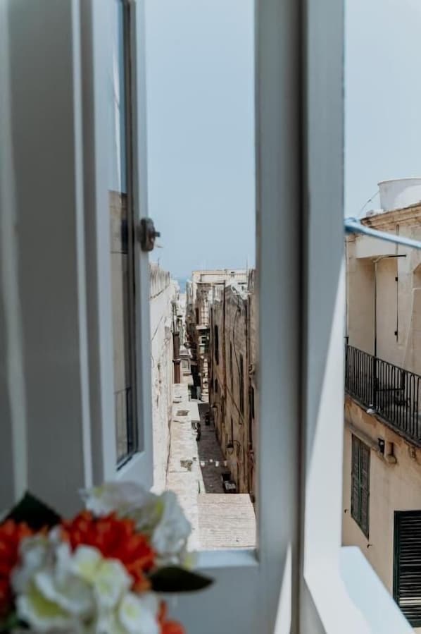 Standaard kamer, 1 twee- of 2 eenpersoonsbedden, uitzicht op de stad | Een kluis op de kamer, een bureau, een laptopwerkplek