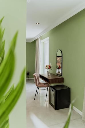 Deluxe kamer, 1 twee- of 2 eenpersoonsbedden, balkon | Een kluis op de kamer, een bureau, een laptopwerkplek