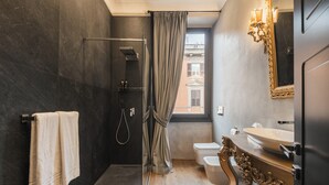 A modern bathroom with a walk-in shower, a vanity with a mirror, and a toilet. - MEGA ROYAL SUITE (Città metropolitana di Roma Capitale)