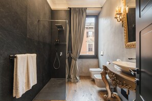 Dusche, Haartrockner, Bidet, Handtücher