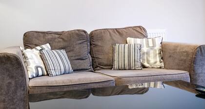 360 HP12 W Wycombe 247-6 - 2 Bedroom Penthouse with parking High Wycombe Apt. 06