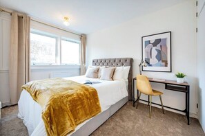 3 slaapkamers, verduisterende gordijnen, een strijkplank/strijkijzer