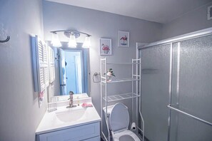 Dusche, Haartrockner, Handtücher