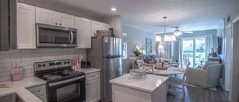 冷蔵庫、電子レンジ、オーブン、コンロ