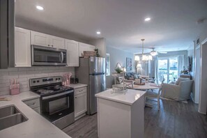 Fridge, microwave, oven, stovetop - The Flamingle (Gulf Shores)