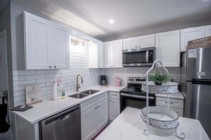 Fridge, microwave, oven, stovetop - The Flamingle (Gulf Shores)