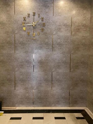 المنشأة من الداخل