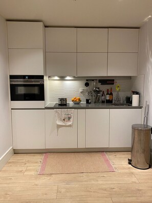 Fridge, oven, stovetop, dishwasher - Centrally Located, Mordern Studio Apartment (Ilford)