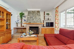 Una chimenea, un reproductor de DVD