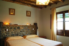 4 bedrooms, iron/ironing board, bed sheets