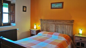 4 bedrooms, iron/ironing board, bed sheets