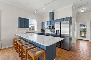 Een koelkast, een microgolfoven, een oven, een vaatwasser